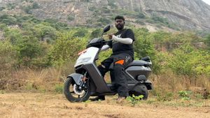 ஒரு தடவை சார்ஜ் போட்டா இவ்வளவு ரேஞ்ச் தருமா? ஏத்தர் ரிஸ்டா எலெக்ட்ரிக் ஸ்கூட்டர் வீடியோ ரிவியூ!