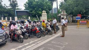 பிரஸ், போலீஸ்ன்னு ஸ்டிக்கரை காட்டி எஸ்கேப் ஆக முடியாது! இந்த ஸ்டிக்கர் ஒட்டுனாலே ஃபைன் போட்டு தீட்டபோறாங்க!