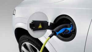 10 நிமிடத்தில் இவி காரை 100% சார்ஜ் ஏற்றலாம்! உலகை மிரள விட்ட இந்திய விஞ்ஞானி!