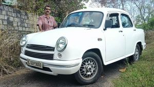 இது அம்பாசடர் கார் இல்ல.. அதோட கசின் அவிகோ.. எத்தன பேரு இந்த காரை ரோட்டுல பாத்திருக்கீங்க! இதோ வீடியோ!..