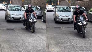 விலையுயர்ந்த பைக்கில் யாருக்கும் தெரியாமல் சென்றது இந்த பிரபல நடிகரா? ஃபேன்ஸ் கண்டுபிடிச்சிட்டாங்க!