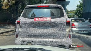 திருடன்தானே போர்வை போத்திகிட்டு ஊருக்குள்ள வருவான்.. இந்த சீன காரு ஏன் இப்படி வலம் வந்திருக்கு?