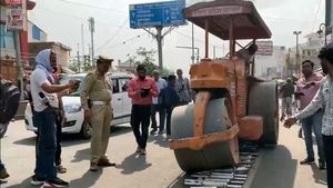 ஒன்னில்ல, ரெண்டில்ல 509 சைலென்சர்களை ரோடு போடும் வண்டியை வைத்து அழித்த போலீஸ்காரர்கள்.. ஏன், எதுக்காக?