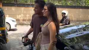 மெழுகு சிலை மாதிரி இருக்காங்க... கோடி ரூபாய் காரில் வந்தது அவங்களா... கேமராமேன் குடுத்து வெச்சவரு...