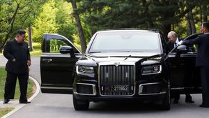 அவ்வளவு பெரிய காரை கேட்டதும் தூக்கி கொடுத்துட்டாரு... ரஷ்ய அதிபருக்கு பெரிய மனசுங்க - காரின் சிறப்பம்சங்கள்!!