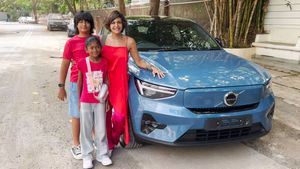 வளர்ப்பு மகளுடன் அட்டகாசமான காரை டெலிவிரி எடுத்த பிரபல நடிகை - எலக்ட்ரிக் கார்களை வாங்கி குவிக்கிறார்!!