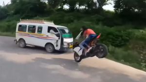 லட்ச ரூபாய் கொட்டி பைக் வாங்கி கொடுப்பது இதற்குதானா? கேடிஎம் பைக் என்றாலே பயமாக இருக்கு!!