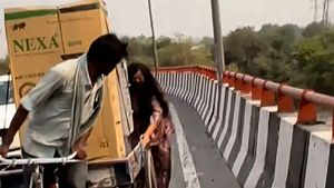 திடீர்னு வேகமா போன சைக்கிள் ரிக்ஸா... திரும்பி பாத்த டிரைவர் மெரண்டு போயிட்டாரு... இப்படிலாம் கூட நடக்குமா!