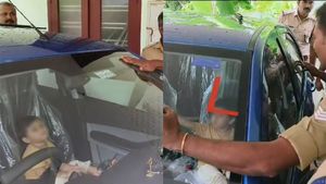  2 வயது குழந்தை காருக்குள் சாவியுடன் சிக்கியதால் பரபரப்பு! உச்சகட்டமாக நடந்த 45 நிமிட போராட்டம்