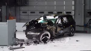 இந்த கார் கையில் இருந்தால் எமனையே கூப்பிட்டு வச்சு வெறுப்பேத்தலாம்! வேற லெவல் விருதை வென்ற கியா கார்!