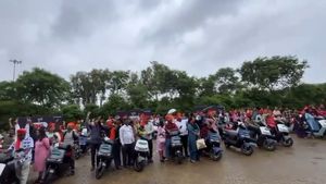 குடும்பம் குடும்பமா வந்து ஸ்கூட்டரை வாங்குறாங்க... ஏத்தர் நிறுவனத்துக்கு கையும் ஓடல, காலும் ஓடல!!