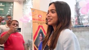 கார் வாங்க ஷோரூமுக்கே வந்த தேவதை... அவங்களா இது! நேர்ல பாத்ததும் ஊழியர்கள் எல்லாம் அழகுல சொக்கி போயிட்டாங்க!