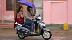 பின்னால் அமர்ந்திருப்பவருடன் பேசி கொண்டே பைக்கை ஓட்ட கூடாது.. இப்படியும் ஒரு விதியா!