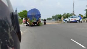 போலீசை பாத்ததும் ஹெல்மெட்டை போட்ட இளைஞர்! ஆனா இப்படி ஆகும்னு நெனச்சிருக்க மாட்டாரு! சினிமாவை விஞ்சிய ட்விஸ்ட்!