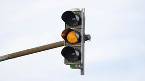 சிவப்பு சிக்னல்ல நிக்காம போனாலும் அபராதம் கிடையாது! புது ரூல்ஸை அறிவித்த போலீசார்!