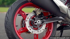 டிஸ்க் Vs டிரம் பிரேக்குகள்: பைக்கிற்கு எது பெஸ்ட் தெரியுமா? முழு விபரம் இதோ!