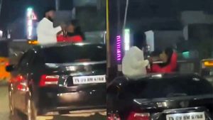 சட்ட கல்லூரி மாணவரின் கைதுக்கு இதுதான் காரணமா!.. கார் சன்ரூஃப்-க்கான மரியாதையே போச்சு!