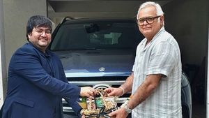 நீண்ட கால உழைப்புக்கு கிடைத்த வெற்றி... 56 வயதில் பென்ஸ் காரை வாங்கிய பிரபல திரைப்பட இயக்குனர்!!