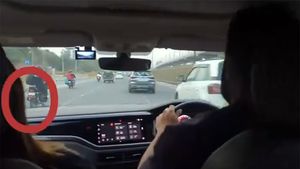 ஷாக்! டூவீலர் மீது மோதிட்டு நிக்காம போனது அவரா! பக்கத்து சீட்ல இருந்த பொண்ணு கிட்ட சொன்ன விஷயம்லா ரொம்ப ஓவர்!