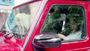 அடையாளமே தெரியல... 4 கோடி ரூபா கார்ல போனது அவங்க பெத்த பொண்ணா... அம்மாவை விட ரொம்ப அழகா இருக்காங்களே...