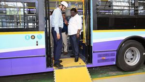 இந்தியாவே தமிழகத்தை தான் திரும்பி பார்க்கபோகுது! வேற லெவல் பஸ்கள் ரெடியாகிடுச்சு!