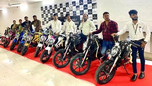 நிறுவனத்தில் வேலை செய்பவர்களுக்காக ரூ.1.5 லட்சத்தில் எலக்ட்ரிக் பைக்... கடைசியா சார்ஜ் போட்டதையே மறந்துடுவீங்க