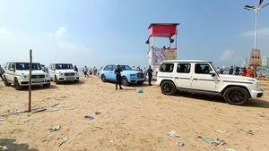 விநாயகர் சிலை கரைப்பதை நேரில் பார்க்க சொகுசு கார் படையையே பீச்சுக்குள் விட்ட பணக்கார குடும்பம்!