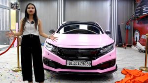 ரோட்டில் எங்கு தேடினாலும் இந்த மாதிரி ஒரு காரை பார்க்க முடியாது!! கலர் தான் ஹைலைட்டே... எவ்வளவு செலவாச்சோ!