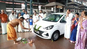 கடவுளுக்கு ஐஸ் வைத்த கார் விற்பனையாளர்.. காரை காணிக்கையாக தந்தவருக்கு கோவில்ல என்ன கொடுத்தாங்க தெரியுமா?