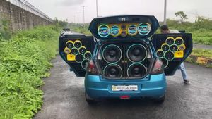 ஒரு காருல இவ்ளோ ஸ்பீக்கரா! போலீஸ் பாத்தா பிடிக்க மாட்டாங்களா! ஸ்விஃப்ட் கார எப்படி மாத்தியிருக்காங்க பாருங்க!