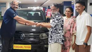 குடும்பத்துடன் நிற்கும் இந்த இளம் நடிகர் யாரென்று தெரிகிறதா? 1 படம் ஹிட் ஆனதும் கார் ஷோரூமுக்கு வந்தாச்சு...