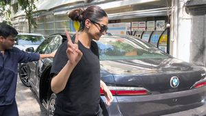 2.12 கோடி ரூபா காரை வாங்கியது இந்த நடிகையா! காருல இருந்து சும்மா ஸ்டைலா இறங்கினத பாக்கணுமே.. மெர்சலாயிட்டாங்க!