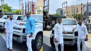 இந்த காரோட ஒரு யூனிட்டை வாங்கவே நாக்கு தள்ளிடும்! இதுல அண்ணன் தம்பிகள் 3பேர் ஆளுக்கொன்னு வாங்கியிருக்காங்களா