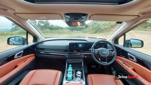 6 பேர் போகலாம் சீட்டுல மட்டுமே இவ்வளவு வசதிகள் இருக்குதா? இது கார் இல்ல சொர்க்கம்!