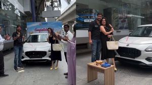 இவ்ளோ பெரிய ஆளுங்க கூட சாதாரண மாருதி காரை வாங்கறாங்களா! அதுவும் ஷோரூமுக்கே வந்து டெலிவரி எடுத்துட்டு போறாங்க!