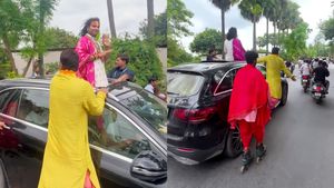 சாமியாரிடம் எப்படி இவ்வளவு காஸ்ட்லீயான பென்ஸ் கார்? ஏன் யாருக்கும் கேட்க தோன்றவில்லை?