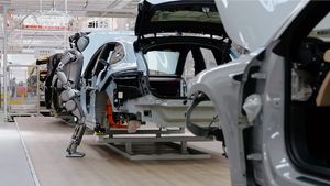 மனிதனைபோல நடந்து சென்று வேலை பார்க்கும் ரோபோவை களமிறக்கும் கார் உற்பத்தி நிறுவனம்.. இனி மனுசனே தேவையில்ல போல!