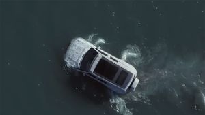 சென்னை வாசிகளே! தண்ணீரில் மிதக்கும் கார் வந்துவிட்டது! இதுல இவ்வளவு வசதிகள் இருக்குதா? 