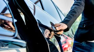 டப்பு டப்புன்னு கார் கதவை அடைக்க கூடாது! மெதுவா அடைச்சாலும் முடியாது! அப்ப என்ன பண்ணனும் தெரியுமா?