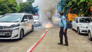 காருக்கு அடியிலேயே சரவெடிய வைப்பானுங்க! தீபாவளி நேரத்தில் உங்கள் வாகனத்தை பாதுகாப்பது எப்படி?