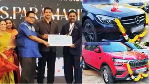 28 கார்கள் 29 பைக்குகளை ஊழியர்களுக்கு பரிசளித்த சென்னை முதலாளி! யாருப்பா இவரு!