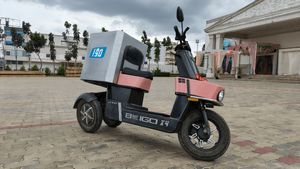 சோத்து மூட்டைகளை இனி தோளுல சுமந்துட்டு போகணும்ற அவசியம் இல்ல! 3 வீலுடைய இதை தீபாவளிக்கு புக் பண்ணிக்கலாம்!