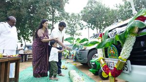 முன்னாள் முதலமைச்சரின் வாரிசு என சொன்னால் நம்பவே முடியல!! வெறும் 3 கார் மட்டும்தான் சொந்தமா இருக்காம்!