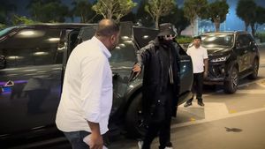 இவரு அந்த நடிகையோட வீட்டுக்காரரா! 6 கோடி ரூபா காரில் முதல் முறையா வெளிய தலை காட்டியிருக்காரு!