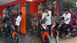 இப்படி ஒரு அக்கா கிடைக்க குடுத்து வச்சிருக்கனும்! தம்பி பிறந்தநாளுக்கு செம சர்ப்ரைஸ்