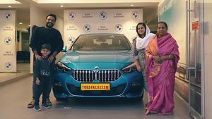 அது இவரோட குரலா! பாட்டு பாடியே பிஎம்டபிள்யூ காரை வாங்கீட்டாரு! நேர்ல பாத்ததும் உறைந்து போன ஷோரூம் ஊழியர்கள்!