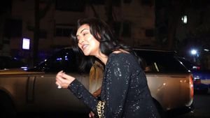 இறக்கை மட்டும் இருந்தால் தேவதை சார்... 48 வயதில் ரசிகர்களை கிறங்கடித்த பிரபல நடிகை!!