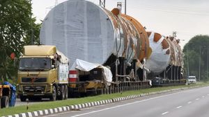 கௌம்பி ஒரு வருஷத்துக்கு மேல ஆகியும் இன்னும் போய் சேரல! இந்த ராட்சத லாரியில் என்ன கொண்டு போறாங்க தெரியுமா?