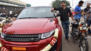 2013இல் இருந்து நடிகராக இருப்பவருக்கு இப்போதுதான் காலம் அமைஞ்சி இருக்கு!! பல சொகுசு கார்களுக்கு ஓனர்!!