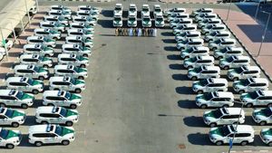 நம்ம ஊர் போலீசாருக்கு எல்லாம் இது கனவு! வரிசையா நிற்க வைத்து வெறுப்பேற்றுகிறார்களே!!